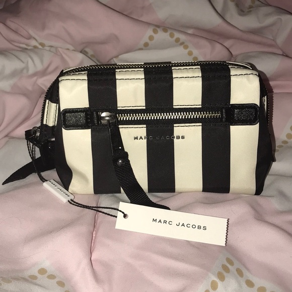 Marc Jacobs Handbags - MARC JACOBS EXPANDABLE MAKEUP BAG BLACK & WHITE🖤